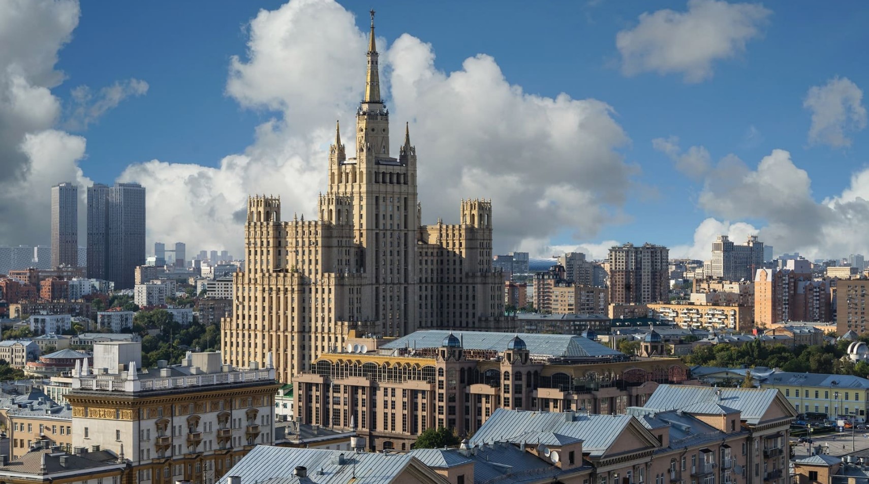В Москве проведут водные процедуры для дорог и зданий