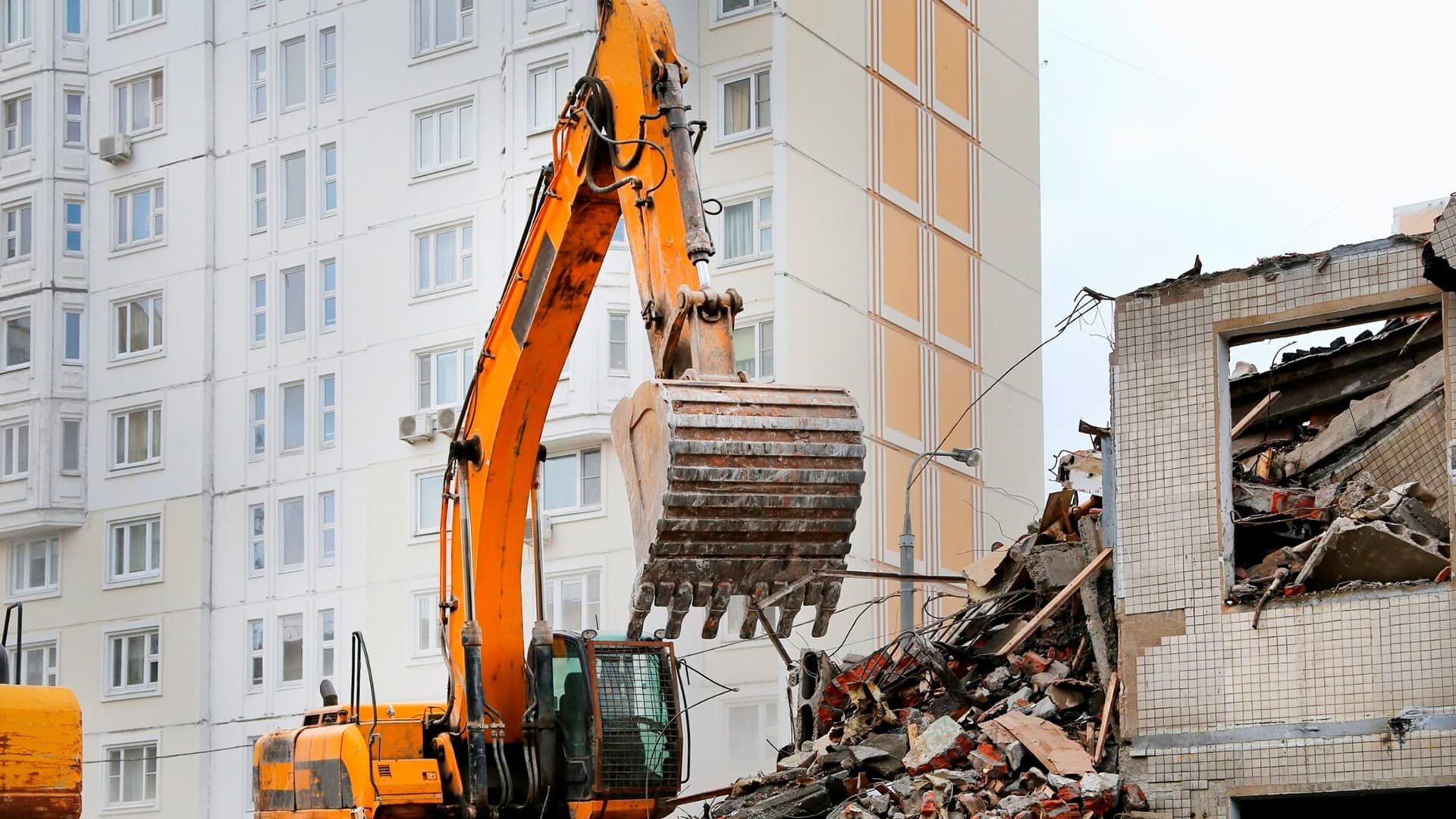 Почти 745 домов снесли в Москве под реновацию